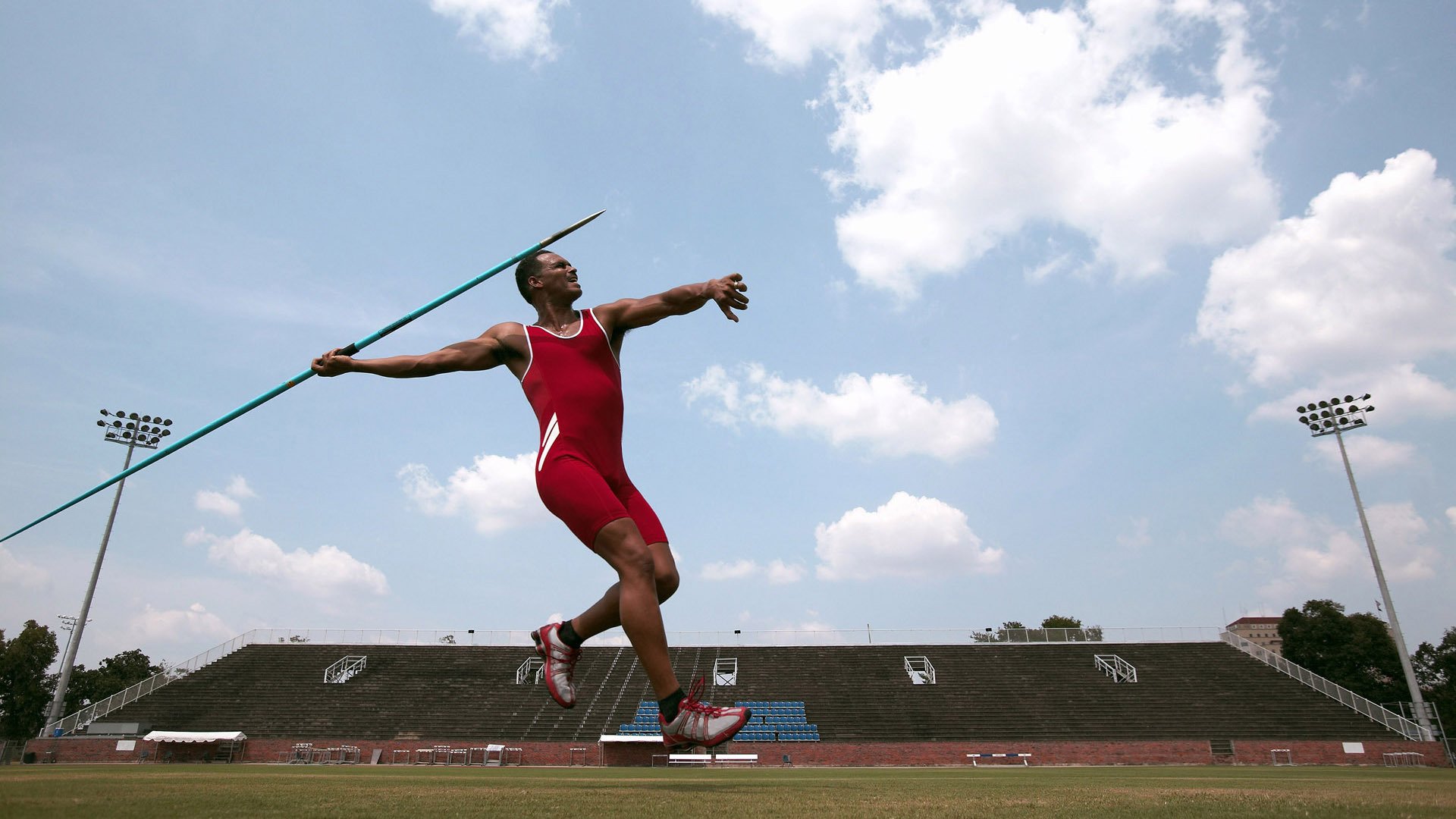 中国-东盟皮划艇龙舟友谊赛 南宁站江面鼓点与加油声交织
